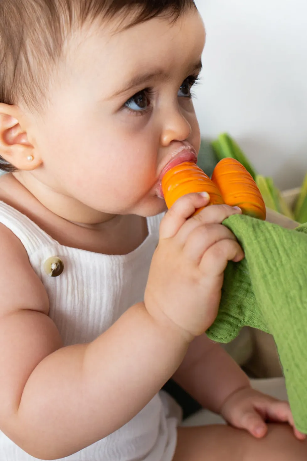 Oli & Carol Cathy the Carrot Mini Doudou Teether
